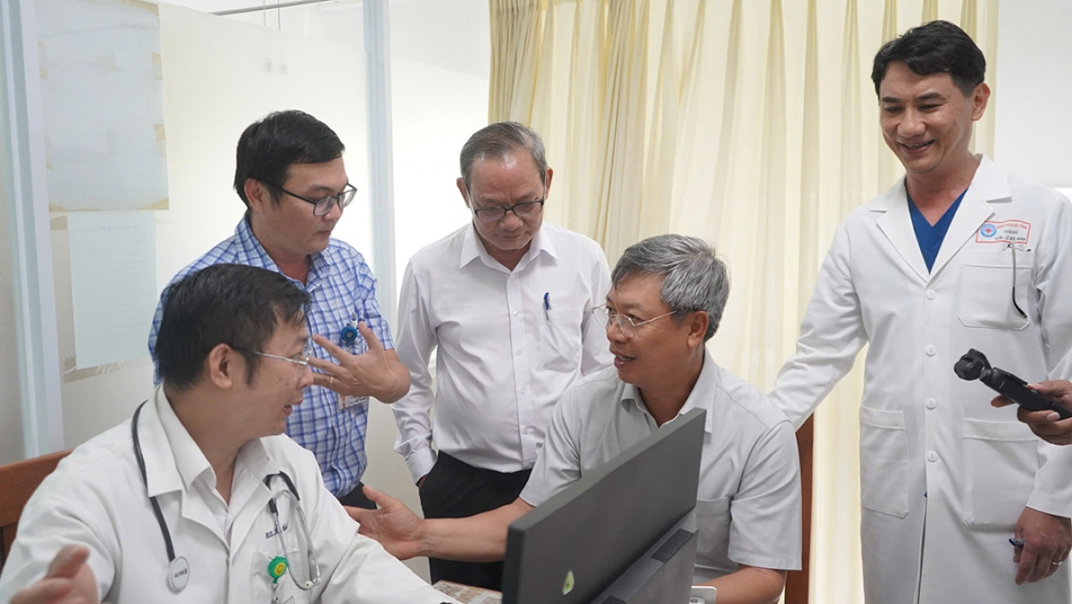 Lãnh đạo UBND thành phố Đà Nẵng, Sở Y tế kiểm tra quá trình thực hiện bệnh án điện tử tại Bệnh viện Đà Nẵng.