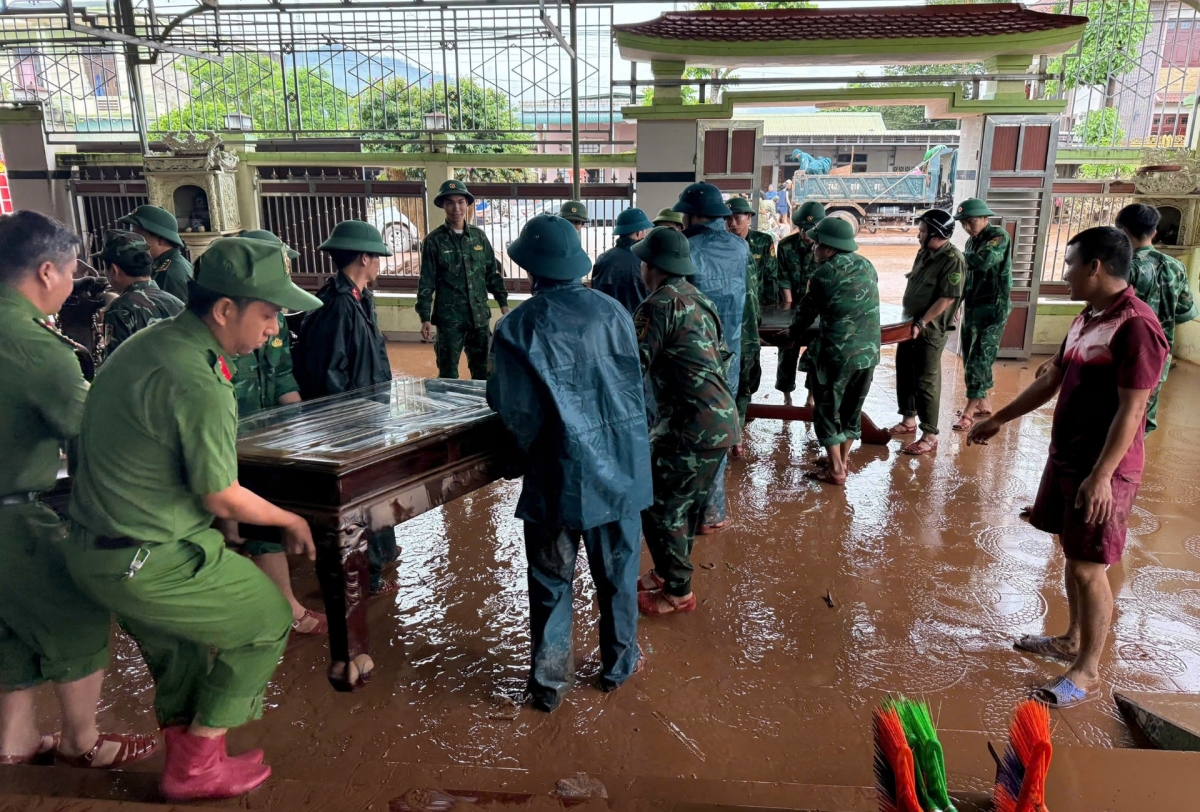 Lực lượng vũ trang hỗ trợ người dân khắc phục hậu quả mưa lũ.