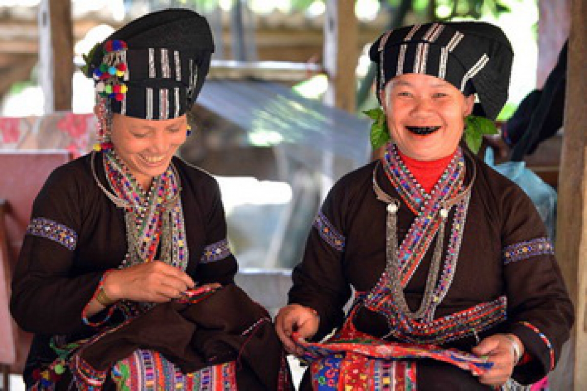 Từ vải chàm, người phụ nữ Lự làm nên váy, áo, khăn, túi với những hoa văn riêng.
 