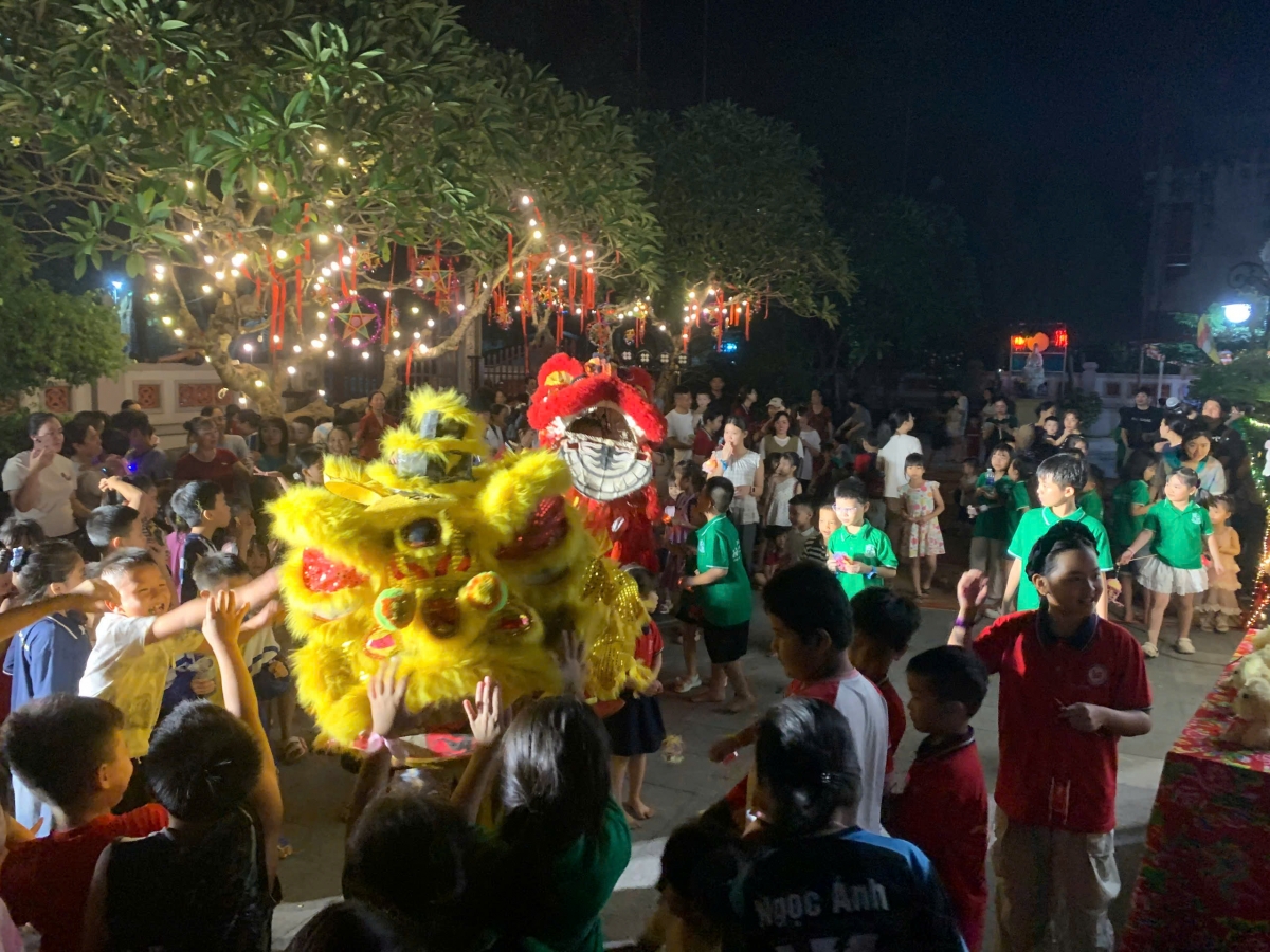 Múa lân rộn ràng trong sân đình Hùng Lô, thu hút các em học sinh cùng tham gia vui hội trăng rằm.