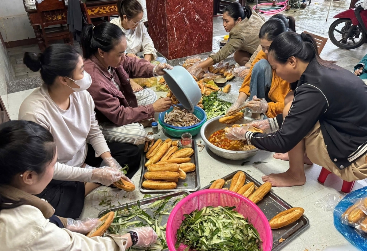 Người dân làm bữa sáng hỗ trợ bà con vùng ngập lụt tại xã biên giới Lao Bảo