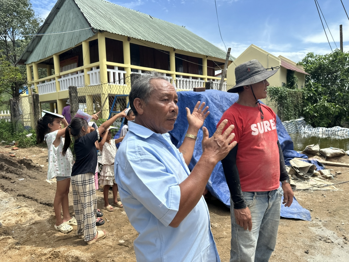 Niềm vui của ông Nguyễn Văn Lan (áo xanh) khi ngôi nhà phòng tránh lũ cộng đồng thôn 1, xã Xuân Lãnh được hoàn thành trên phần đất 300m2 gia đình ông hiến tặng.