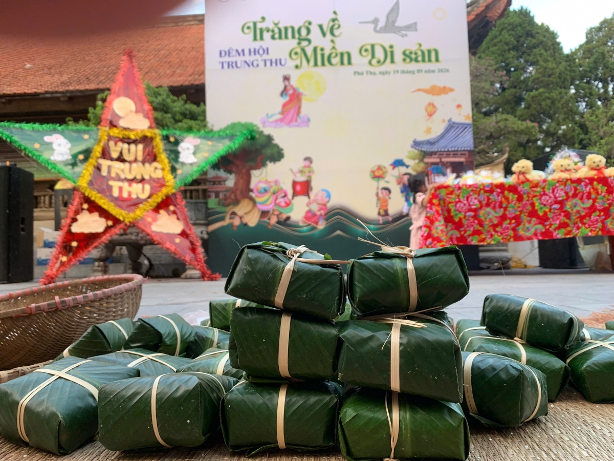 Tại đình Hùng Lô, học sinh được trực tiếp làm bánh, làm đèn ông sao, chơi trò chơi dân gian và thưởng thức những món ăn địa phương.