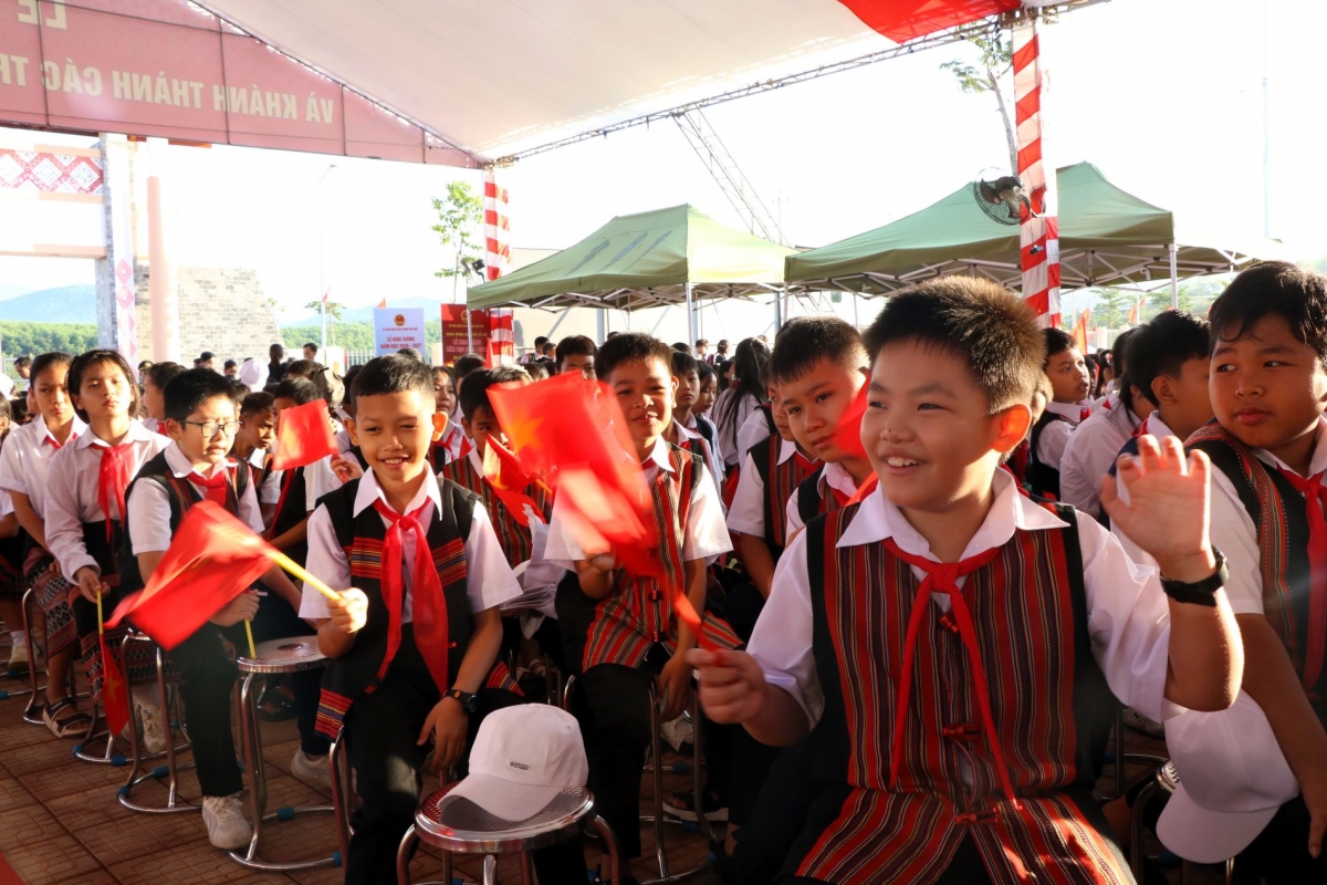 Niềm hân hoan của học sinh trường phổ thông nội trú liên cấp tại xã A Lưới 3.