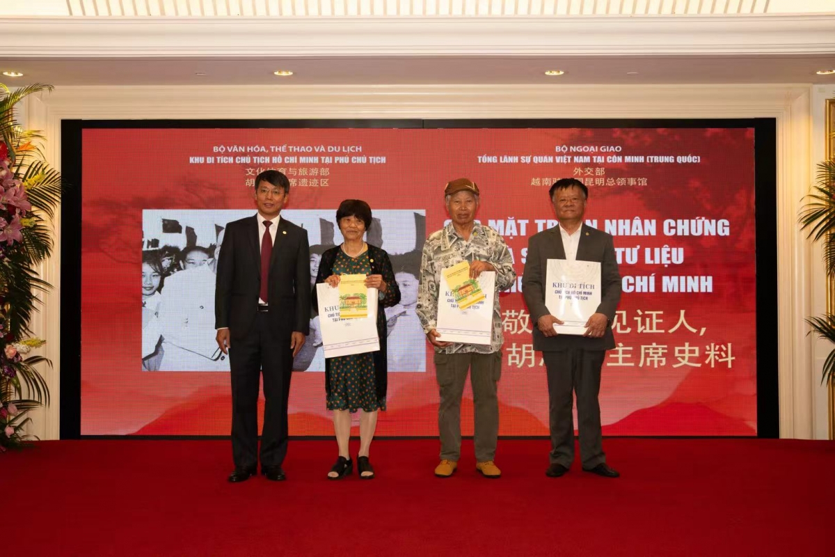 Ông Phạm Gia Đức (ngoài cùng bên phải), ông Trần Đức Tín (thứ hai từ phải sang) và bà Nguyễn Kim Oanh (thứ ba từ phải sang) - những Việt kiều đã được gặp Chủ tịch Hồ Chí Minh tại Vân Nam