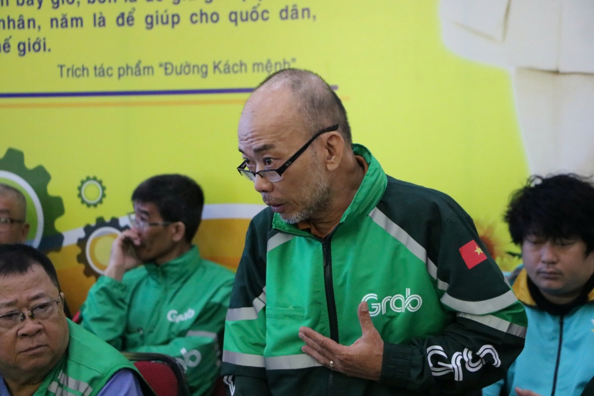 Ông Phạm Mi Sên, cho biết kiếm 15 triệu đồng/tháng thì phải chạy xe 13-14 giờ mỗi ngày.