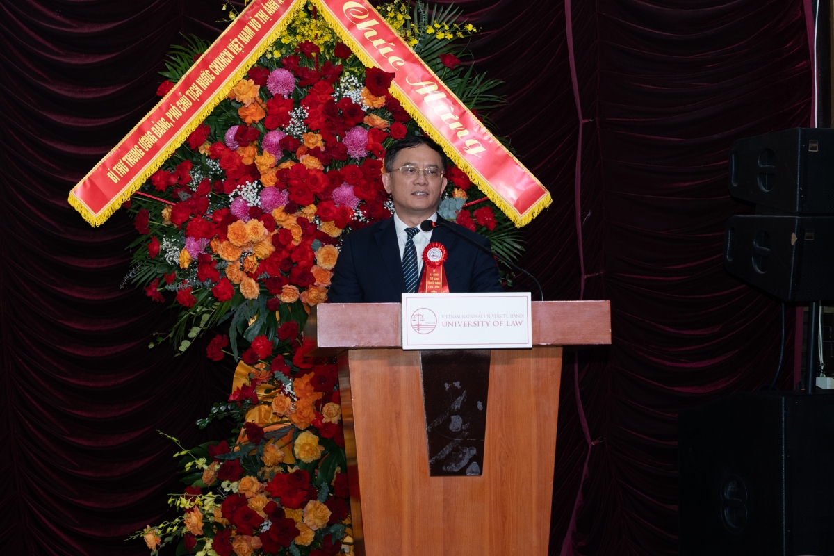 PGS.TS. Nguyễn Tiến Vinh, Hiệu trưởng Trường Đại học Luật, Đại học Quốc gia Hà Nội trình bày diễn văn tại Lễ kỷ niệm.