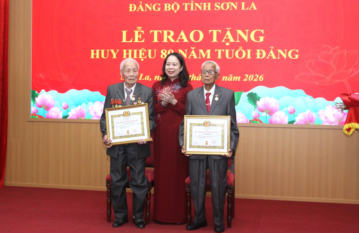 Phó Chủ tịch nước Võ Thị Ánh Xuân trao tặng Huy hiệu 80 năm tuổi Đảng cho 2 đảng viên lão thành.