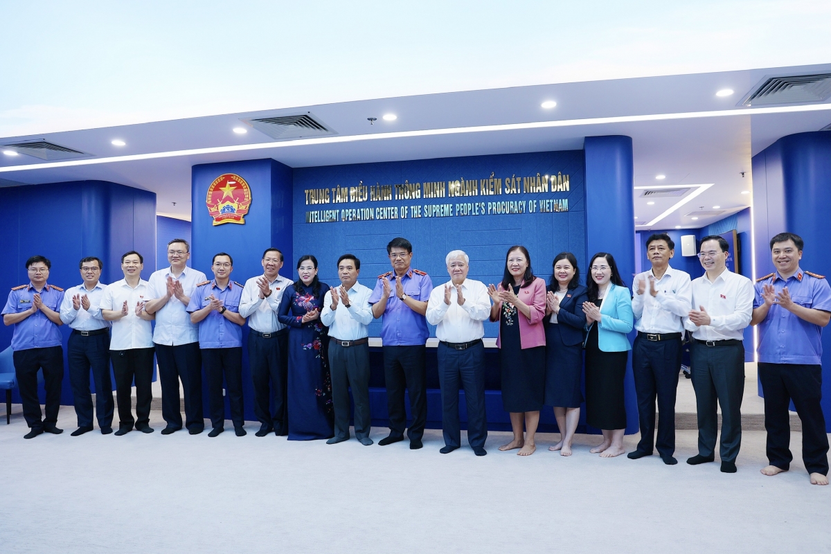 Phó Chủ tịch Thường trực Quốc hội Đỗ Văn Chiến cùng các đại biểu tham quan Trung tâm Điều hành thông minh ngành Kiểm sát nhân dân