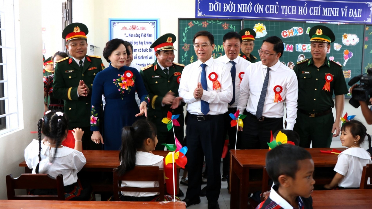 Phó Thủ tướng Phạm Thị Thanh Trà cùng các đại biểu tham quan các lớp học.