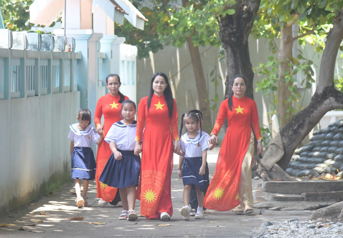 Phụ huynh trên đảo Trường Sa hân hoan đưa con đến trường