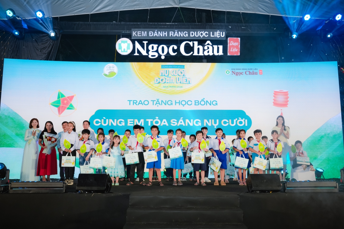 30 em “Lá chưa lành” đón nhận học bổng “Cùng em tỏa sáng nụ cười” với tổng giá trị 165 triệu đồng