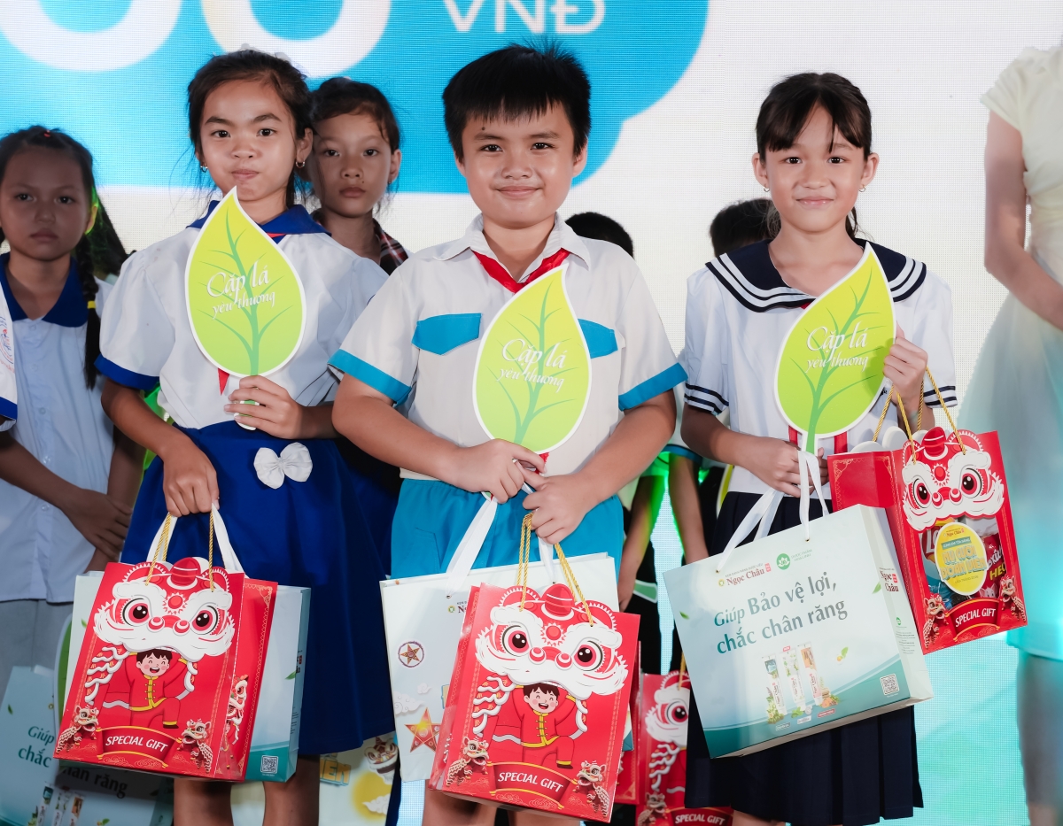 Học bổng “Cùng em tỏa sáng nụ cười” tiếp thêm động lực đến trường cho các em nhỏ
