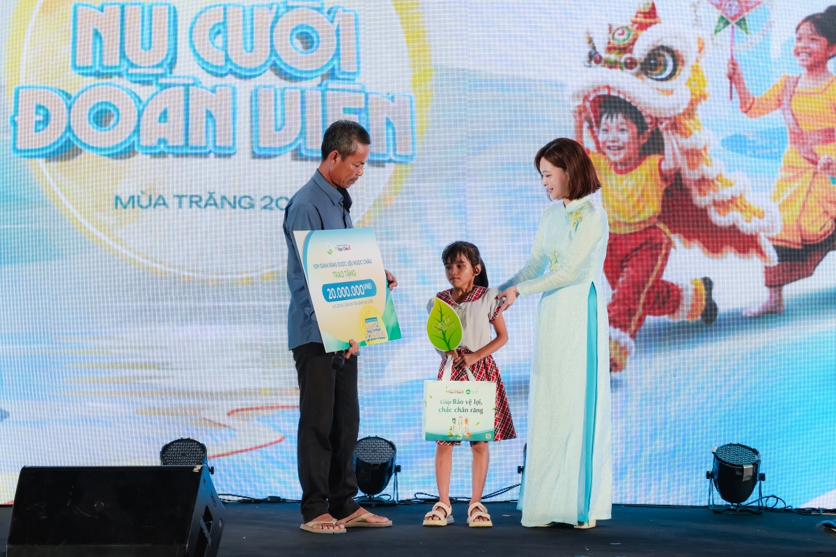 Em Lê Thạch Lâm Tâm Như đón nhận suất học bổng trị giá 20 triệu đồng.
