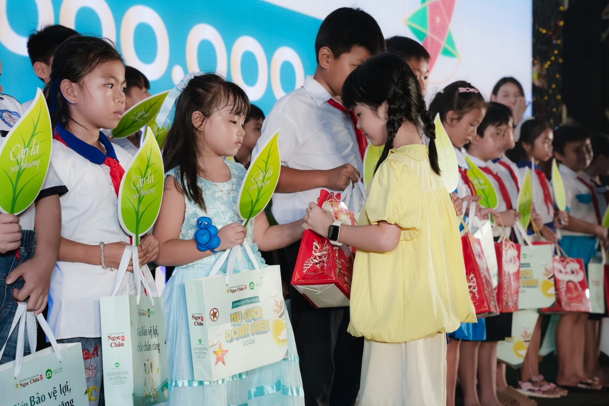 Các em nhỏ trao những phần quà Trung Thu đến các bạn “Lá chưa lành” tại ngày hội.