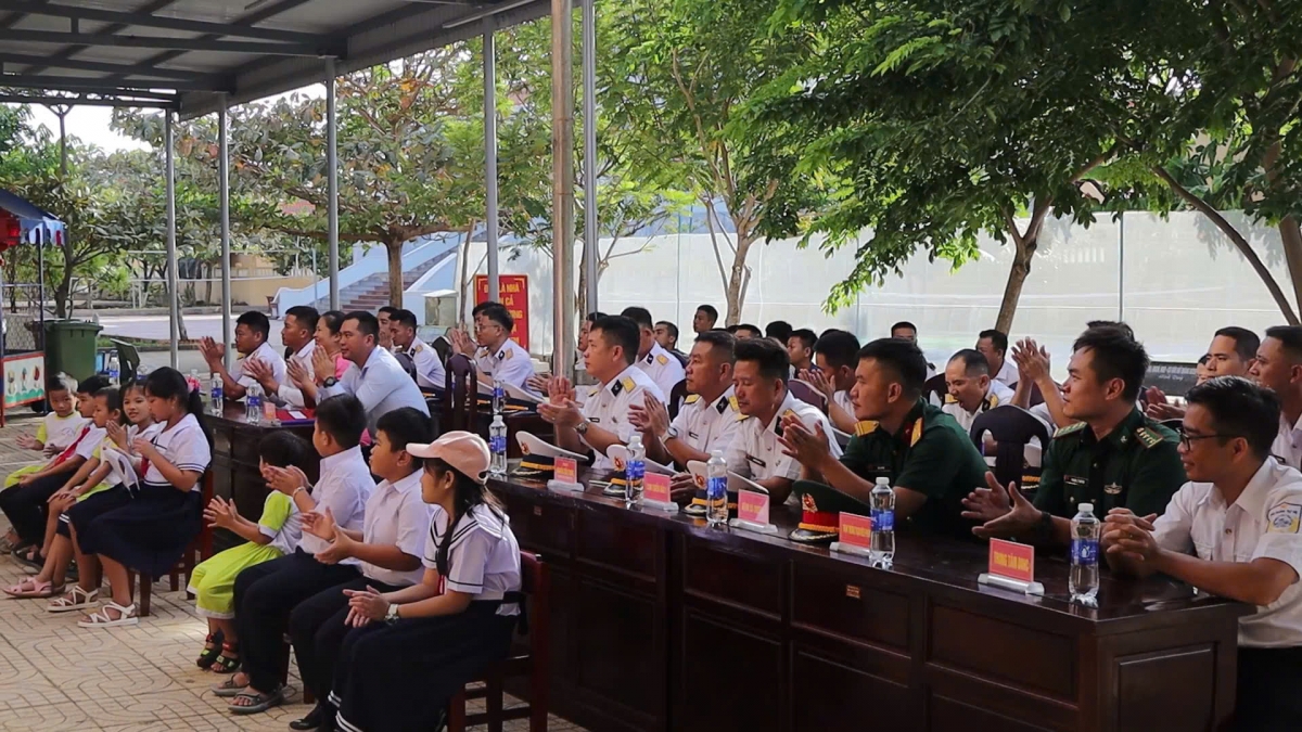 Quang cảnh buổi khai giảng tại trường Tiểu học Đá Tây