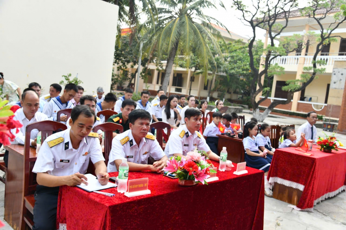 Quang cảnh khai giảng tại Trường Tiểu học Sinh Tồn