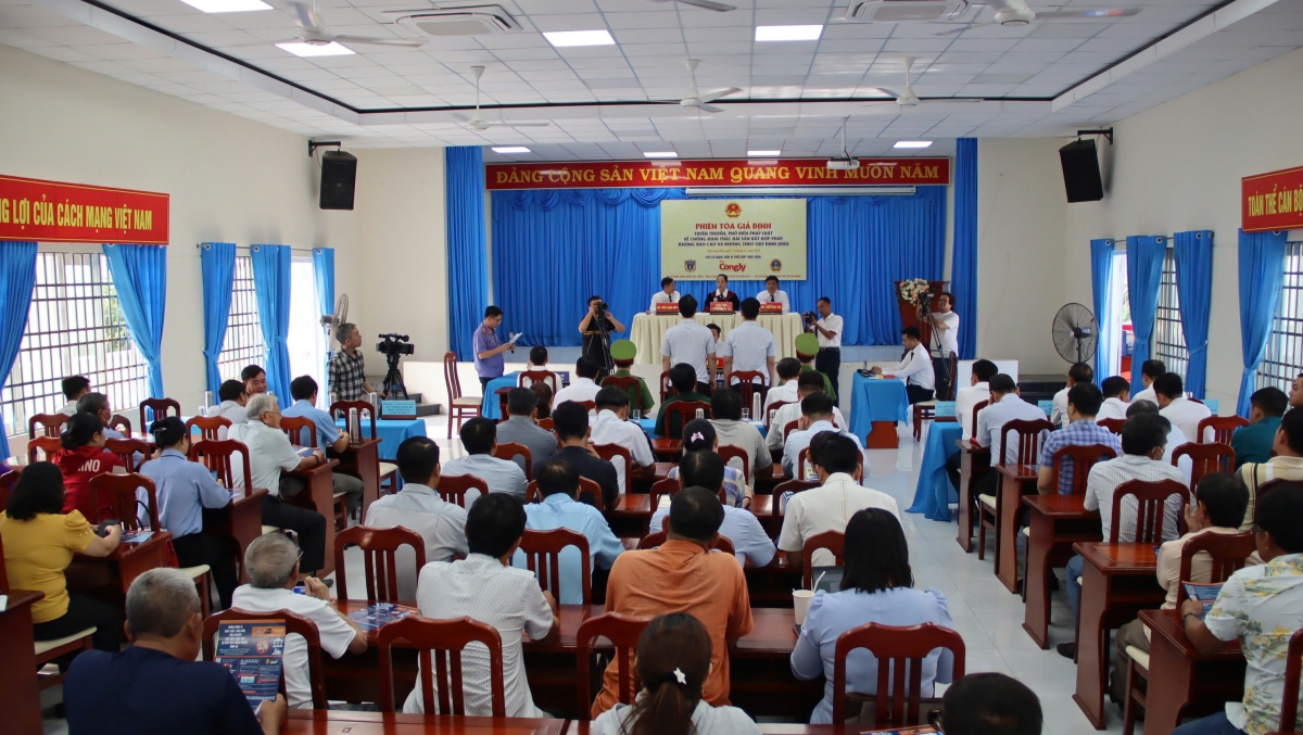 Quang cảnh tuyên truyền thông qua tổ chức phiên tòa giả định