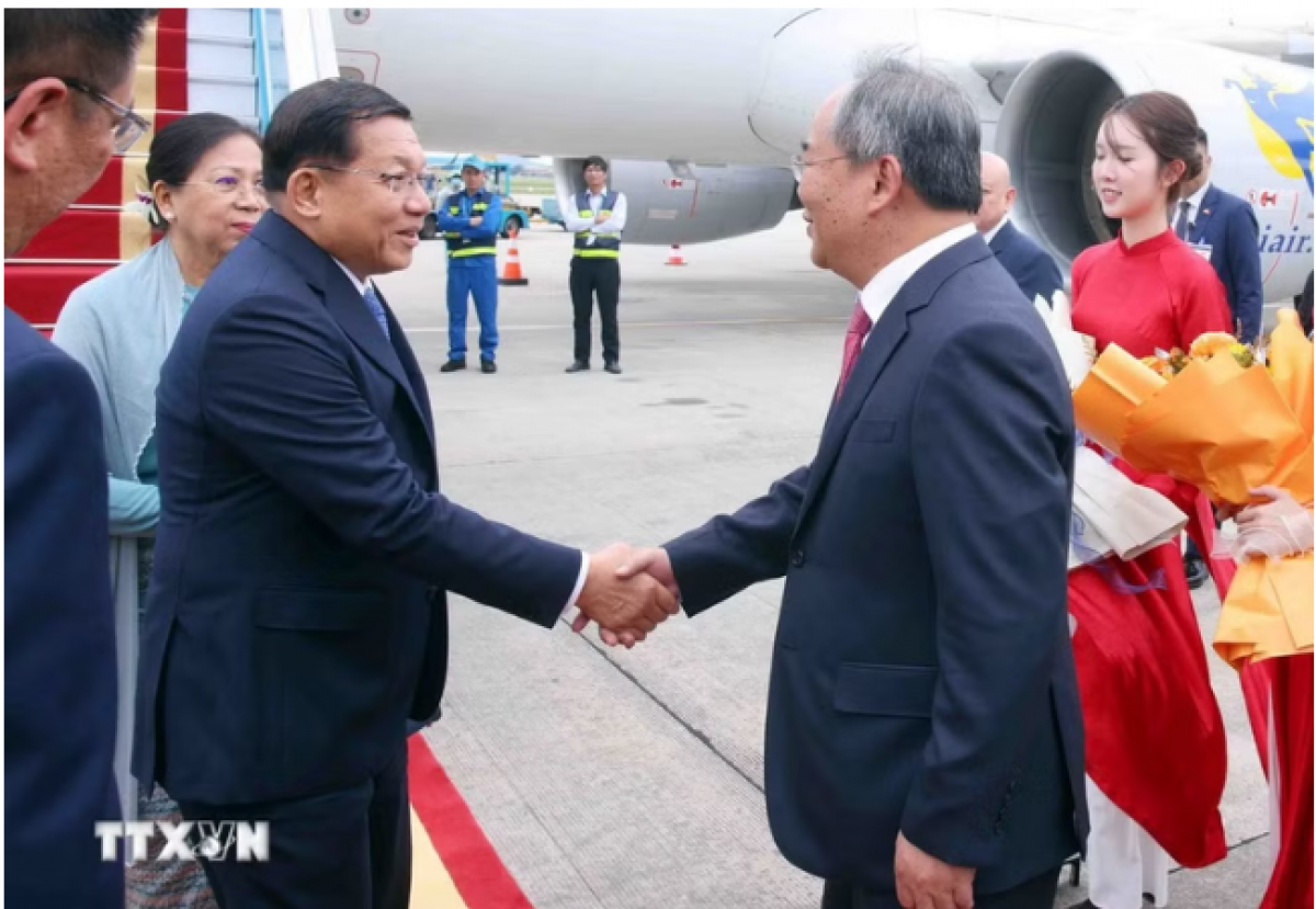 Chủ nhiệm Văn phòng Chủ tịch nước Lê Khánh Hải đón Tổng thống Cộng hòa Liên bang Myanmar Min Aung Hlaing và Phu nhân tại sân bay quốc tế Nội Bài, Hà Nội - Ảnh: TTXVN