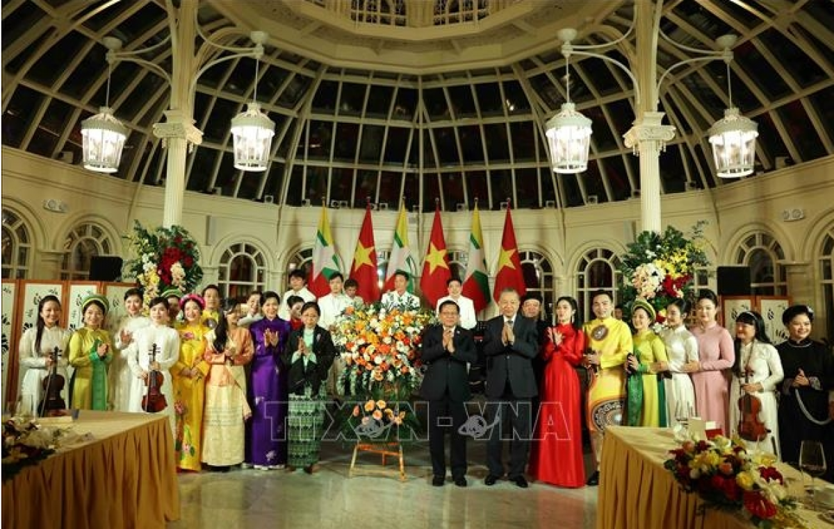 Tổng Bí thư, Chủ tịch nước Tô Lâm và Phu nhân Ngô Phương Ly với Tổng thống Cộng hòa Liên bang Myanmar Min Aung Hlaing và Phu nhân Kyu Kyu Hla với các nghệ sỹ biểu diễn tại tiệc chiêu đãi (Ảnh: Thống Nhất/TTXVN)