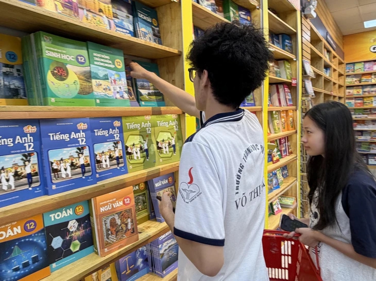 Cung ứng đủ sách giáo khoa cho học sĩnh