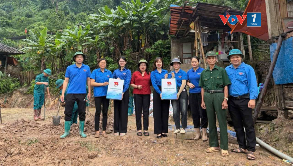 Ông Hoàng Đức Diệm phấn khởi được các lực lượng hỗ trợ làm nhà mới