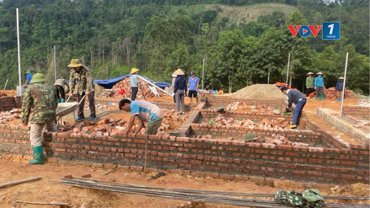 Bà con chung tay góp ngày công xây dựng nhà ở, giúp hộ dân có hoàn cảnh khó khăn sớm ổn định cuộc sống