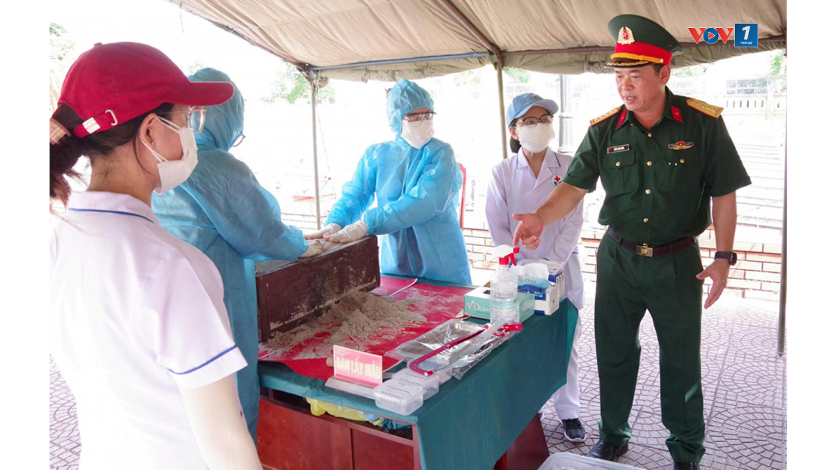 Đại tá Võ Văn Hưng, Chính ủy Bộ CHQS thành phố Đà Nẵng kiểm tra,động viên các lực lượng làm nhiệm vụ lấy mẫu tại các nghĩa trang