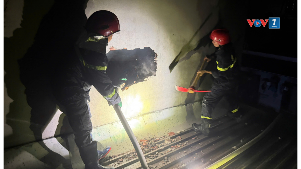 Lực lượng chức năng phá tường cứu người bị mắc kẹt