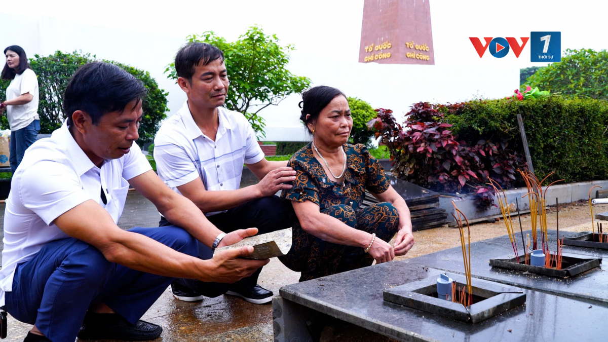 Người thân tới thắp hương phần mộ của liệt sĩ Dương Văn Hải