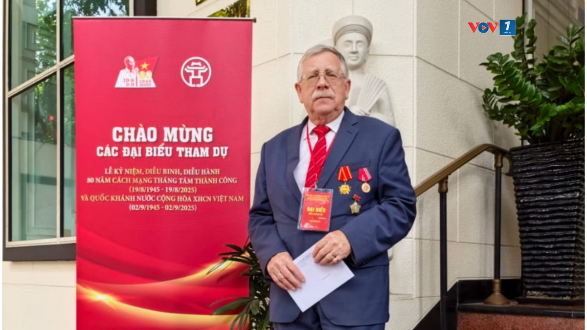 
Piotr Yuryevich Tsvetov-Tiến sĩ lịch sử, Phó Giáo sư quan hệ quốc tế tại Học viện Ngoại giao Nga, đồng thời là Phó Chủ tịch Hội Hữu nghị Nga - Việt