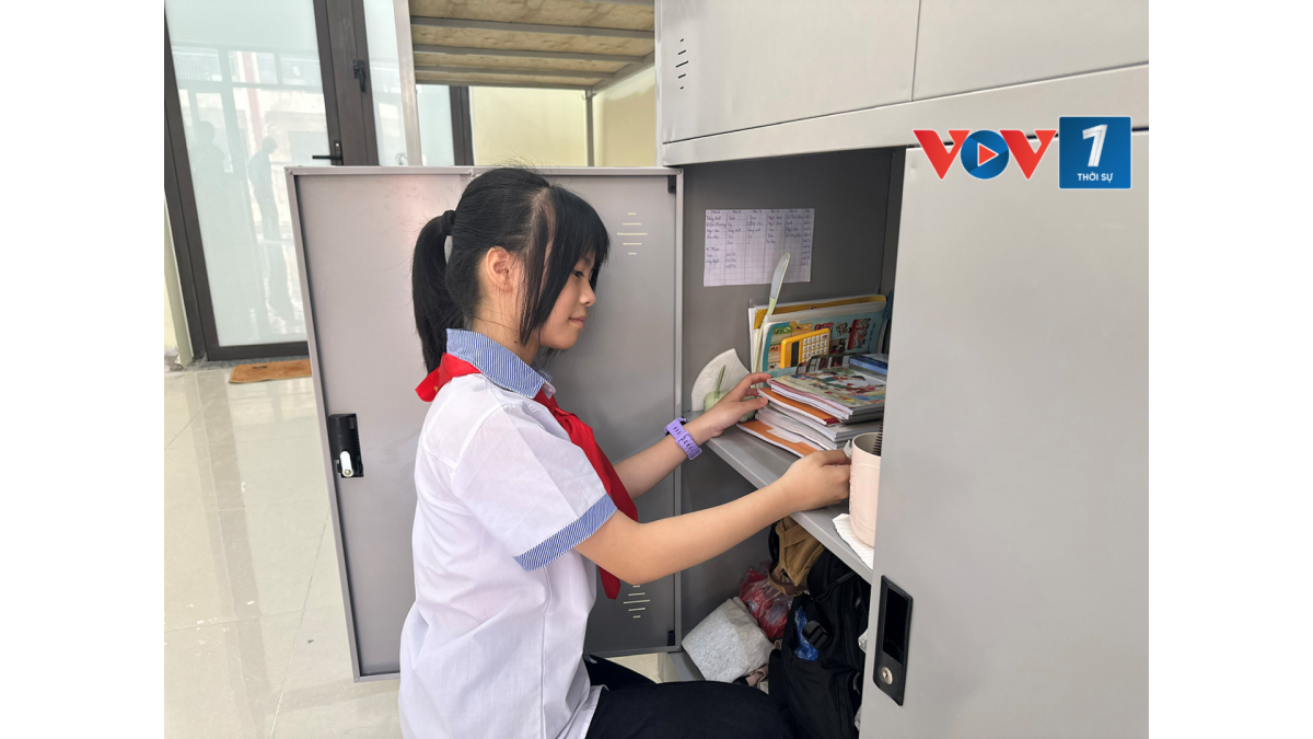 Từ những ngày đầu còn bỡ ngỡ, Chu Thị Linh Trà (học sinh lớp 6 Trường Phổ thông dân tộc nội trú tiểu học và THCS Mẫu Sơn) giờ đã đã quen hơn với sinh hoạt tập thể và mong chờ buổi rước đèn, xem múa lân, văn nghệ cùng các bạn