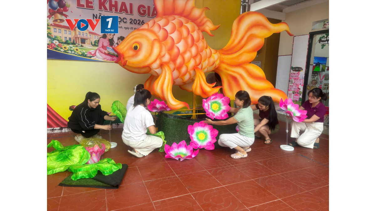 Các cô giáo trường Mầm non Bằng Thành chuẩn bị mô hình đèn Trung thu