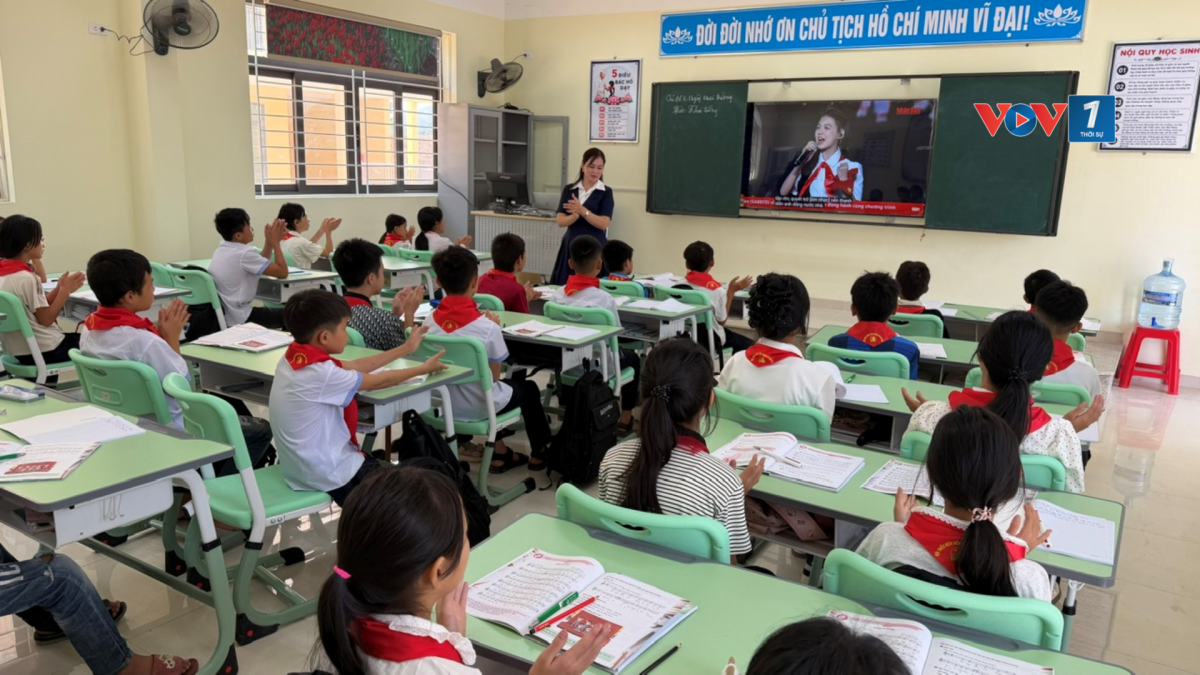 Nhà trường phân công giáo viên chủ nhiệm trực tại khu phòng ở, theo dõi tâm lý, hướng dẫn từng em tự gấp quần áo, vệ sinh cá nhân và sinh hoạt đúng giờ