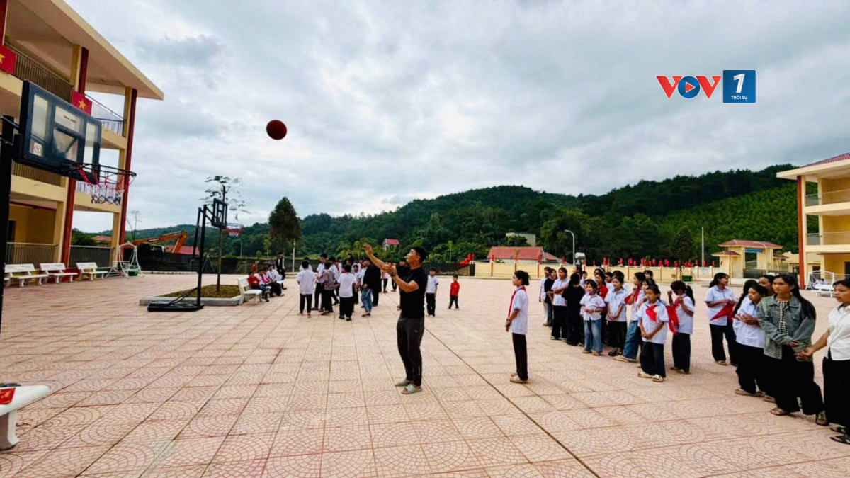 Điều các thầy cô quan tâm không chỉ là một chương trình đông vui, mà còn là cảm giác của những học sinh lần đầu đón Trung thu xa gia đình