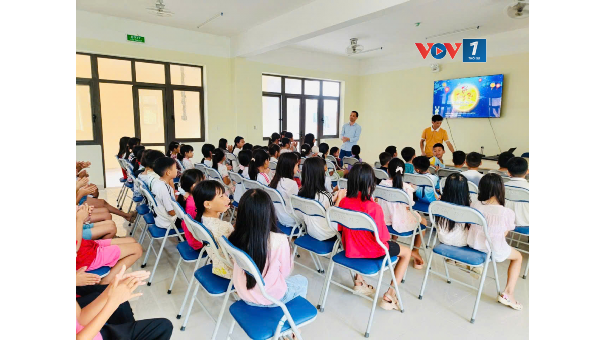 Cùng với việc ổn định sinh hoạt nội trú, nhiều ngày qua, giáo viên, nhân viên nhà trường cùng lực lượng Công an, Biên phòng tranh thủ thời gian chuẩn bị đêm hội. Sân khấu, âm thanh, ánh sáng, bàn ghế và các tiết mục văn nghệ được phân công đến từng bộ phận