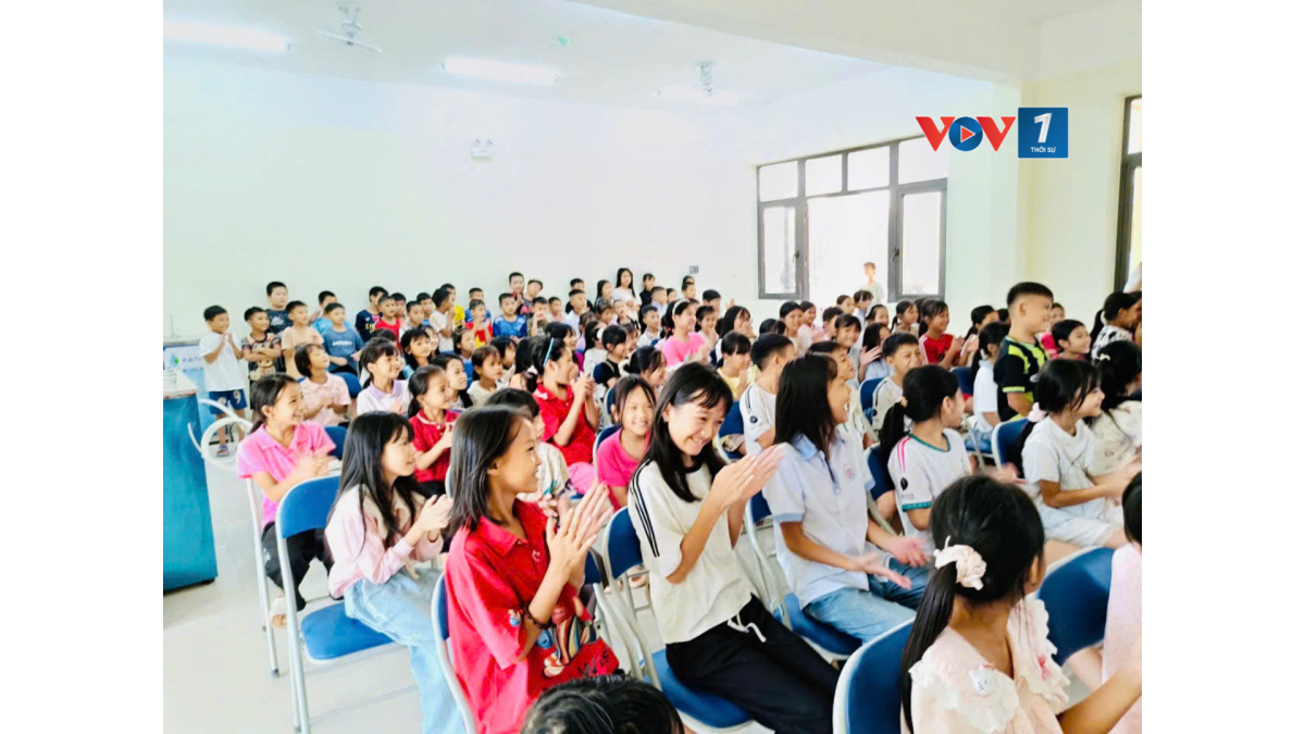Với những học sinh lần đầu xa nhà, mùa Trung thu này sẽ được nhớ mãi không chỉ bởi bánh, đèn hay múa lân, mà còn bởi cuộc gọi về cho bố mẹ, bàn tay thầy cô hướng dẫn gấp chăn và những người bạn cùng phòng