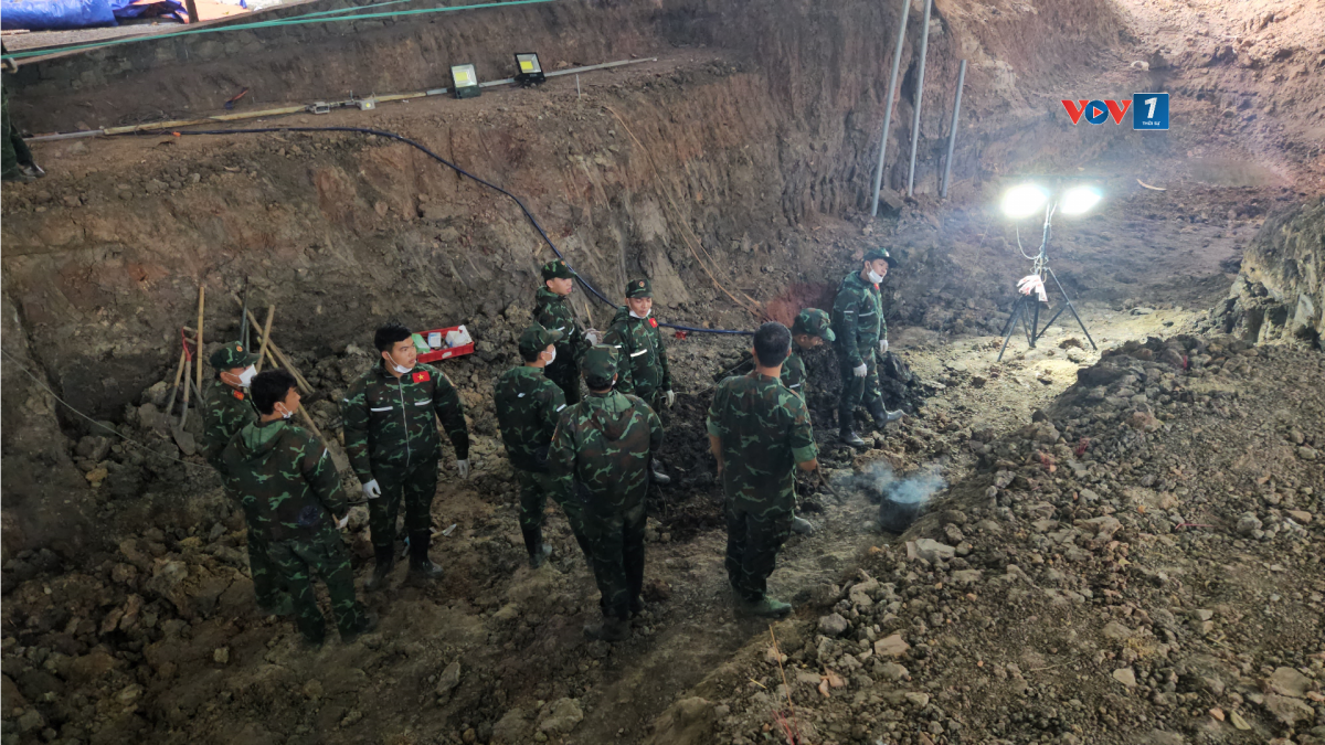 Đào thăm dò, mở rộng tìm kiếm tại khu A, Công viên Lê Thị Riêng (Ảnh: Duy Phương)
