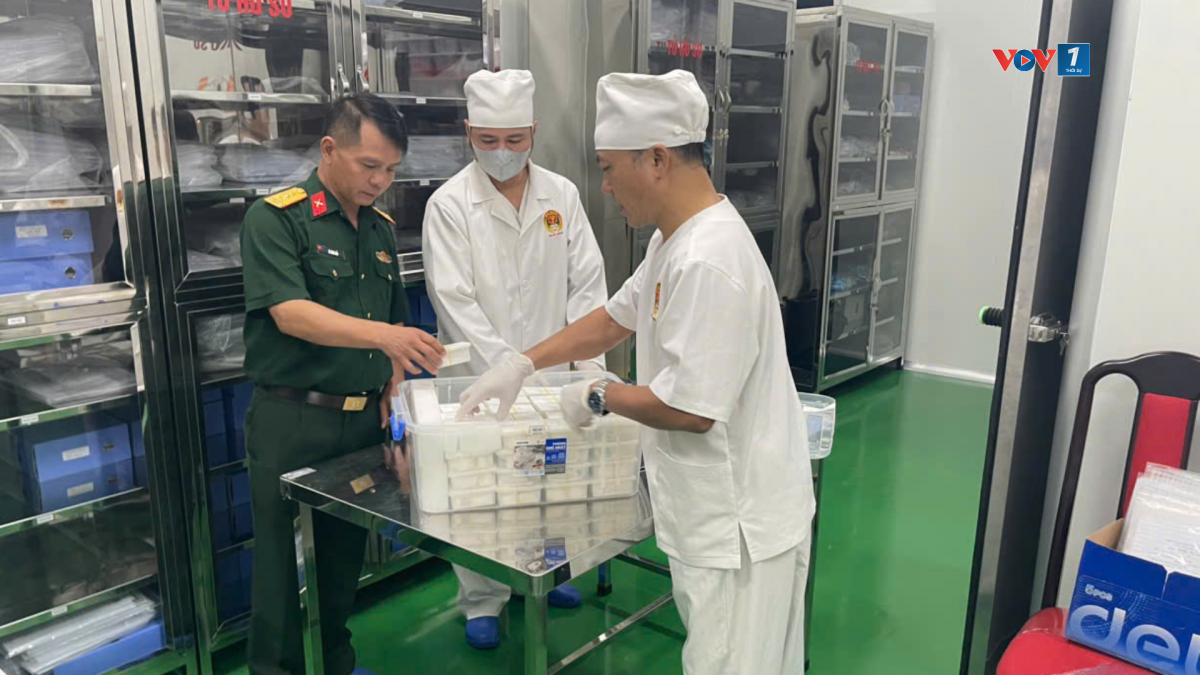 Thượng tá Lê Đình Hải kiểm tra các mẫu khi bàn giao