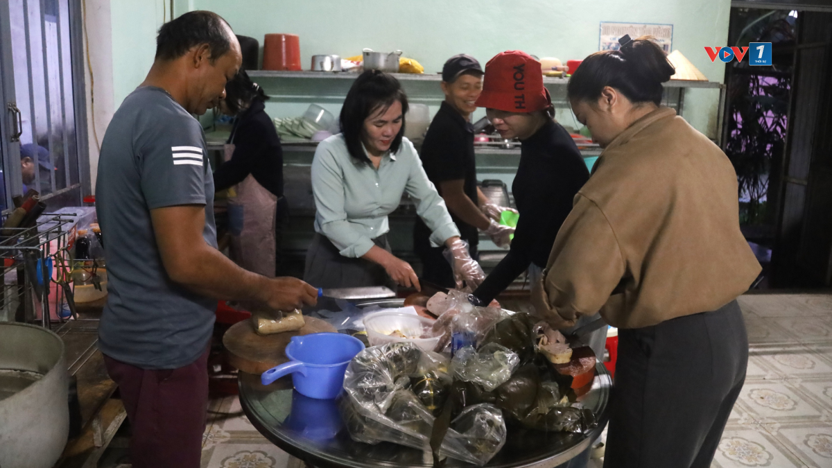Giáo viên phụ giúp nhau, mỗi người một tay để nấu bữa ăn sáng cho học trò.