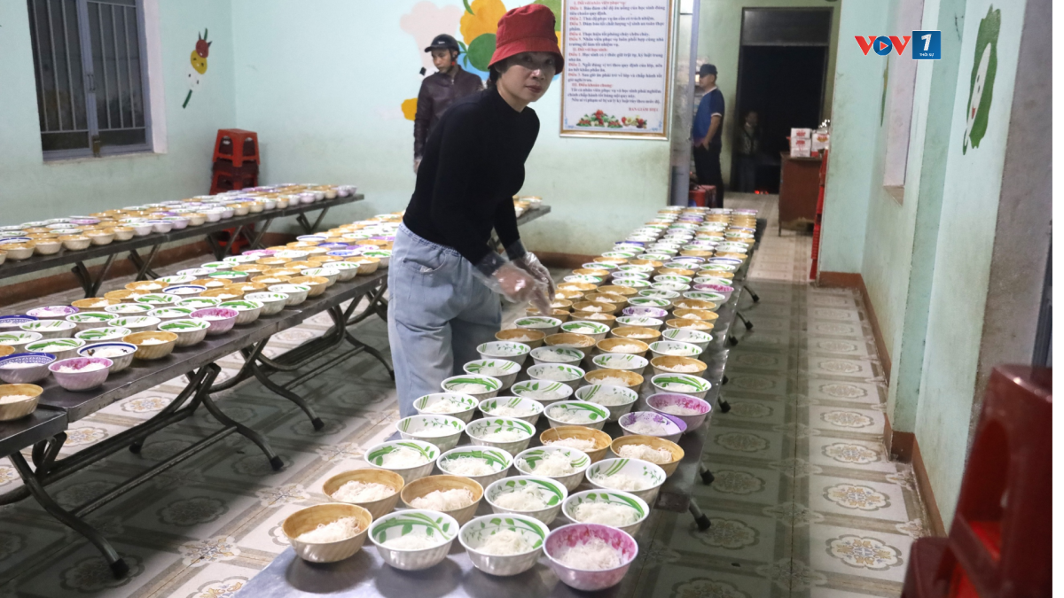 Cô giáo Hồ Thị Thuỳ Vân, Hiệu trưởng Trường Phổ thông dân tộc bán trú Tiểu học Tu Mơ Rông cùng các đồng nghiệp nấu bữa ăn sáng cho học trò.