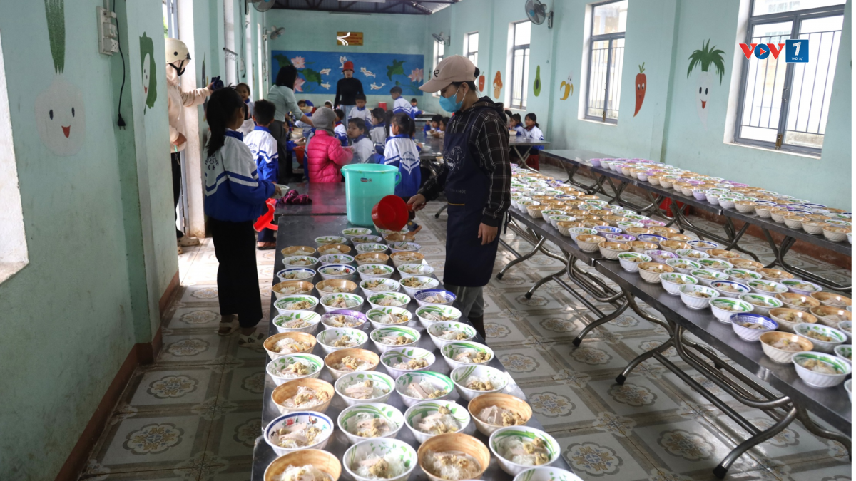 Thức ăn được chuẩn bị để học sinh đến ăn sáng trước khi bước vào buổi học.