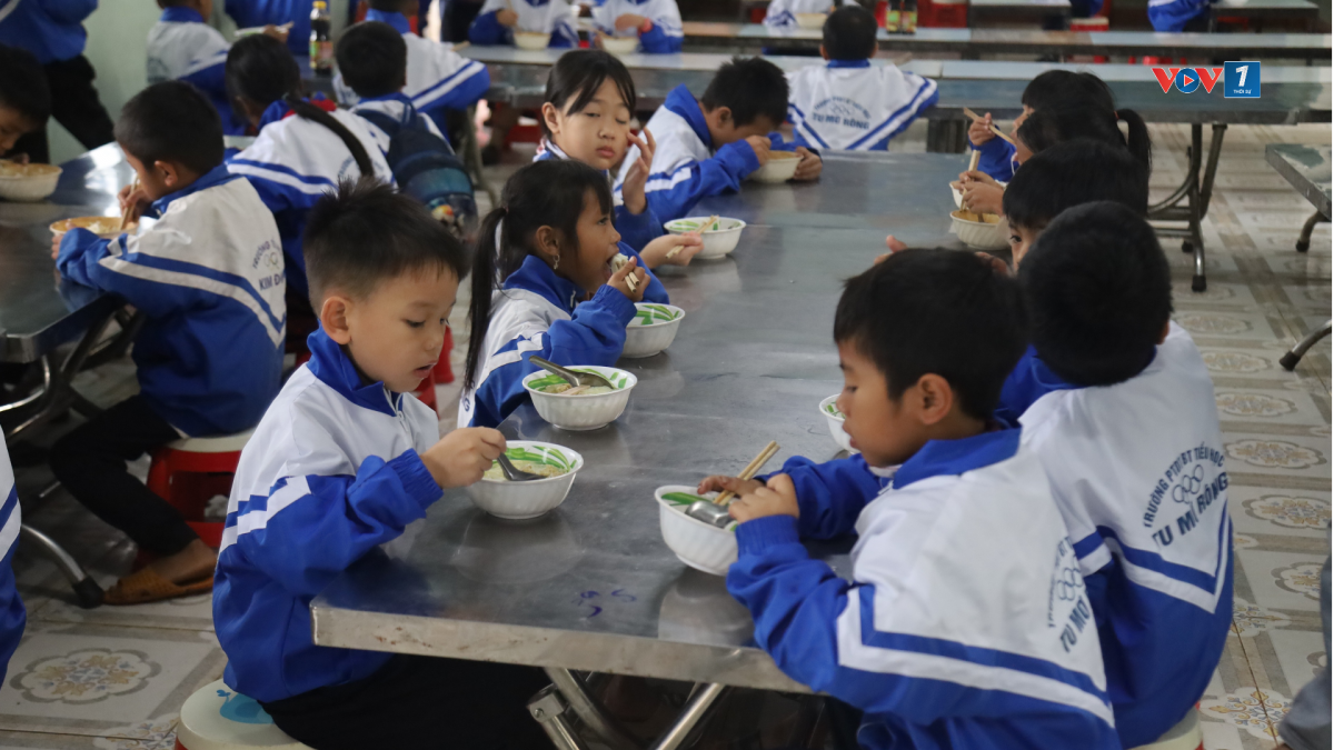 Học sinh ăn sáng tại trường.