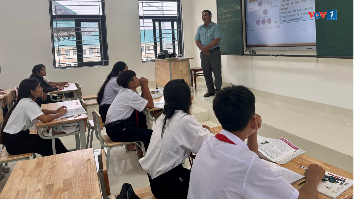 Học sinh Trường nội trú Tiểu học - THCS Buôn Đôn học tạm sách giáo khoa năm học trước trong lúc chờ cấp sách mới.