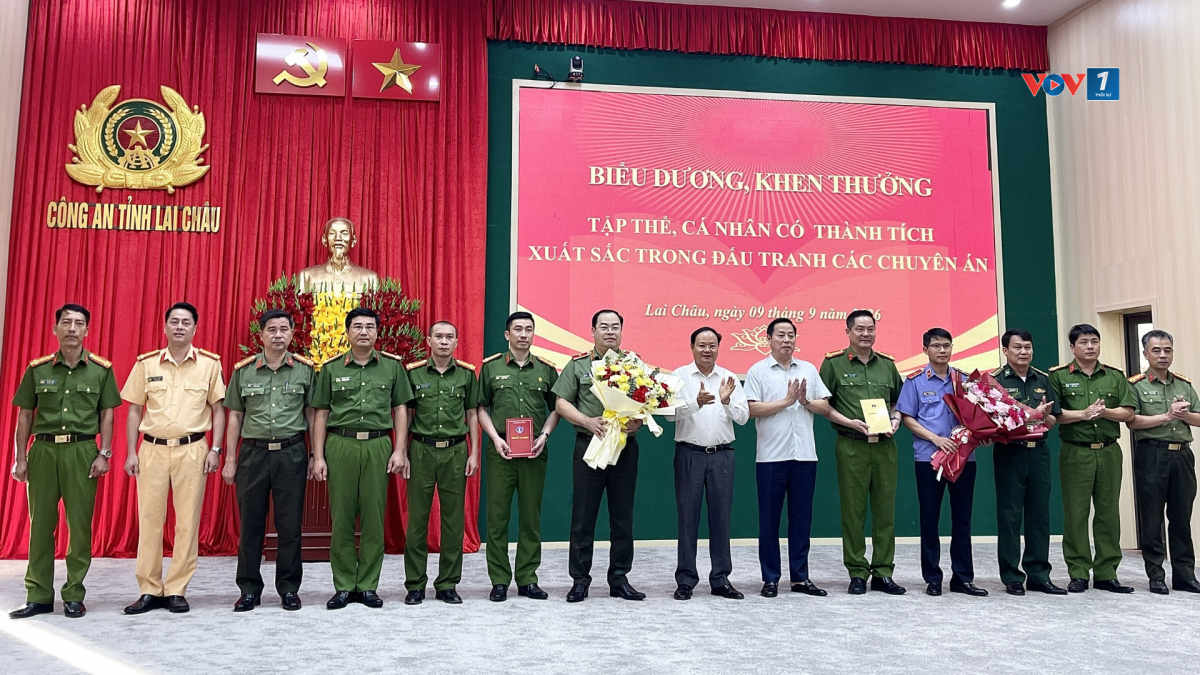 Lãnh đạo Tỉnh ủy, UBND tỉnh Lai Châu tặng hoa chúc mừng và biểu dương thành tích của lực lượng Công an tỉnh
