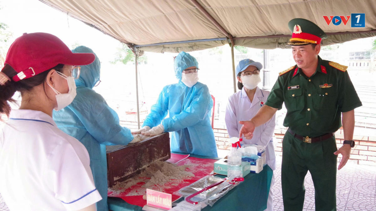 Lực lượng chức năng khai quật, lấy mẫu sinh phẩm hài cốt liệt sĩ phục vụ giám định ADN 