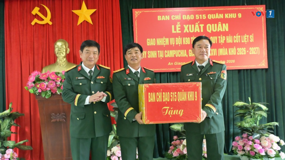 Ban Chỉ đạo 515 Quân khu 9 tặng quà cho Đội K90