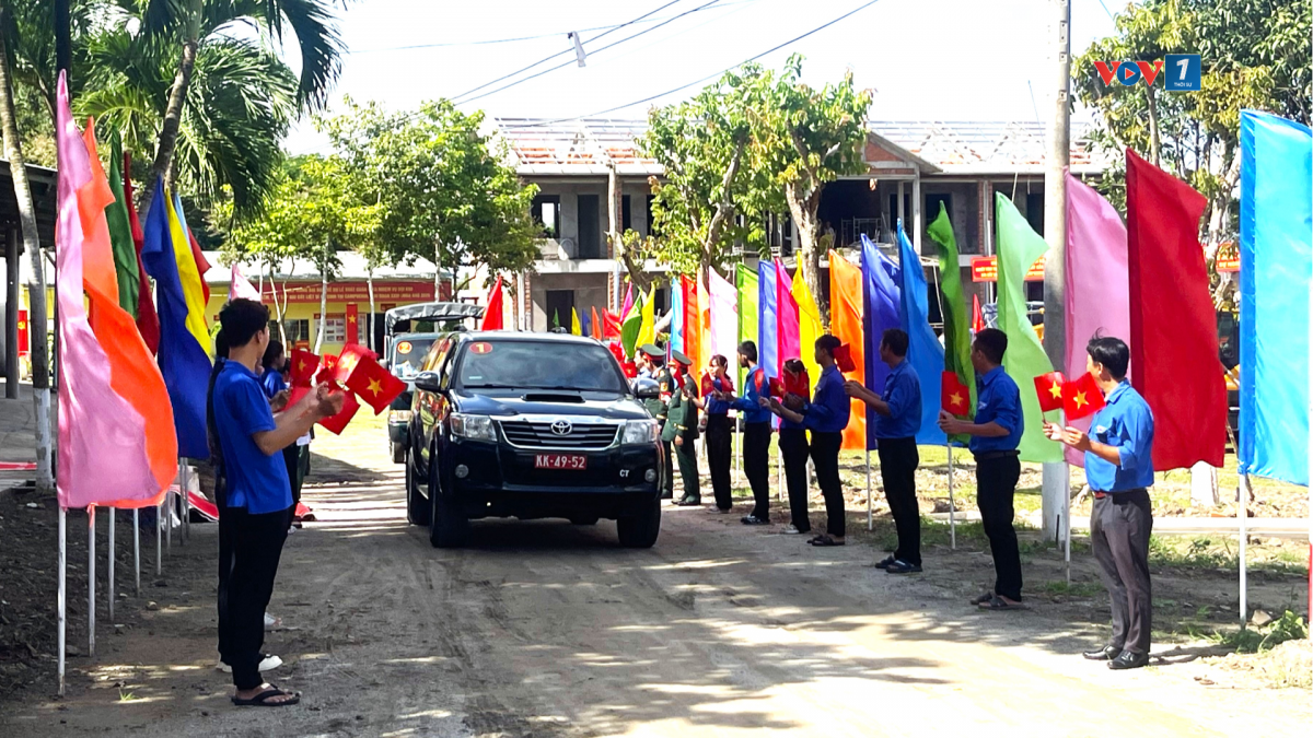Đoàn thể, chính quyền địa phương tiễn đưa các Cán bộ, chiến sĩ đội K90 đi làm nhiệm vụ
