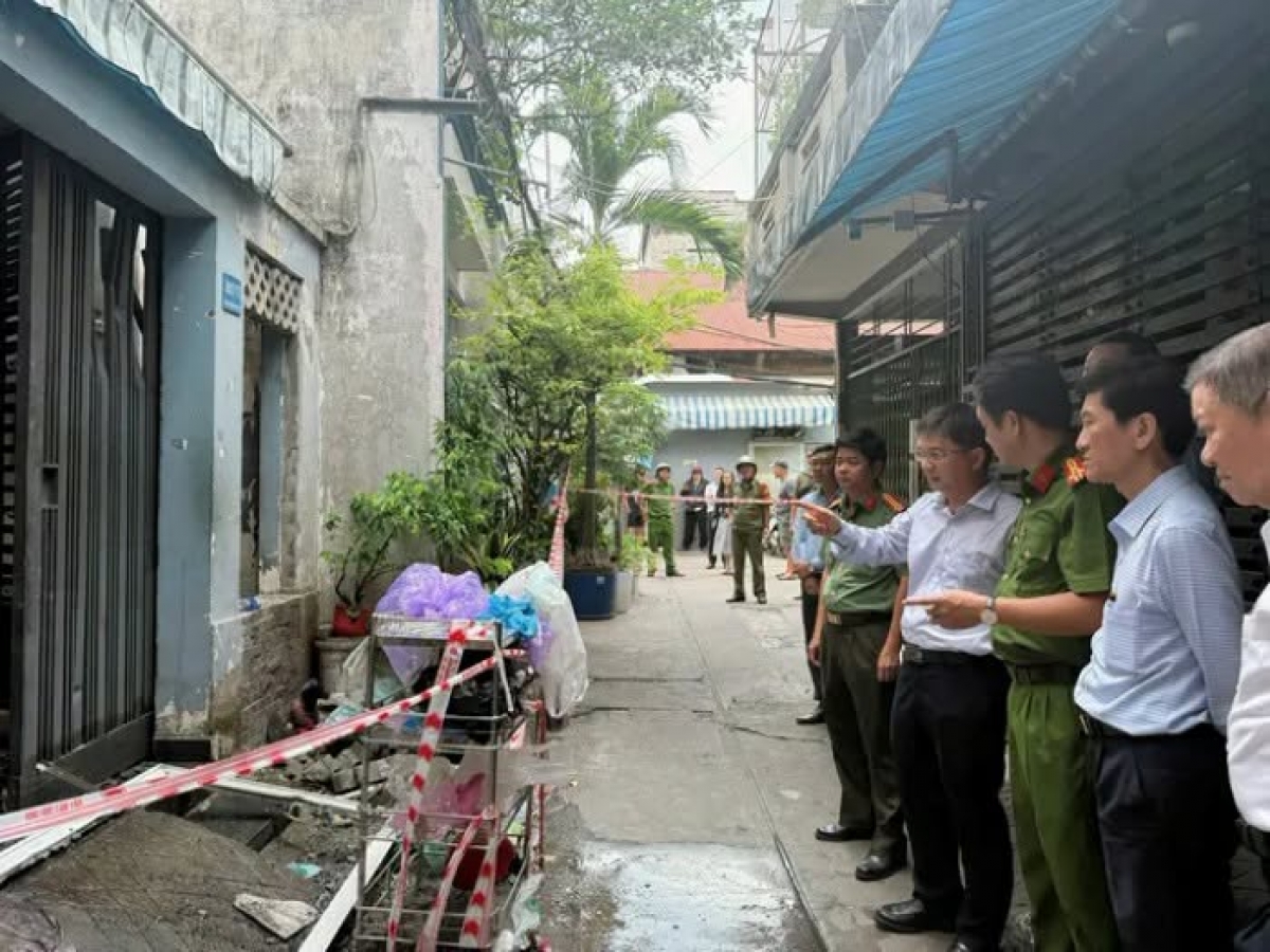 Tại hiện trường vụ cháy, lãnh đạo TP.HCM yêu cầu địa phương khẩn trương rà soát, hỗ trợ các gia đình bị ảnh hưởng.