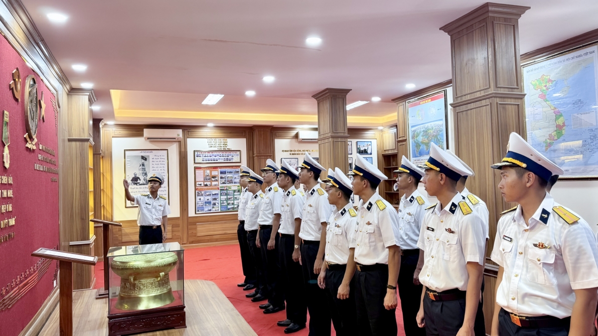 Quân nhân mới về đơn vị tham quan phòng truyền thống